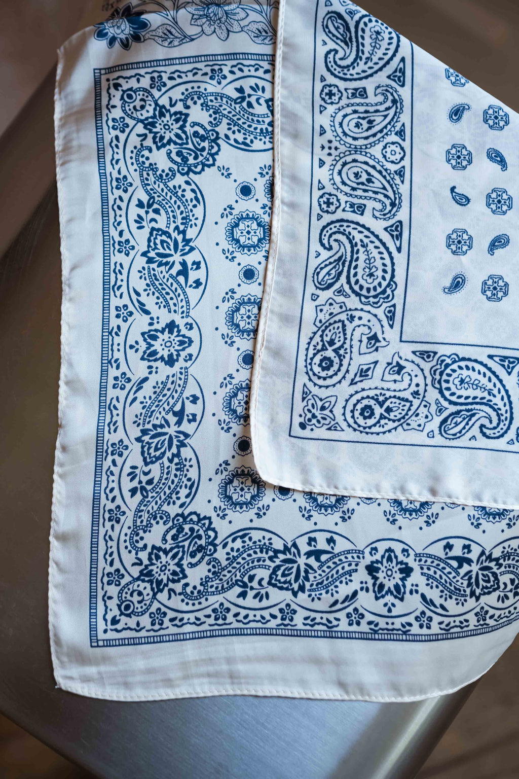 Foulard Pino - écru à fleurs bleues